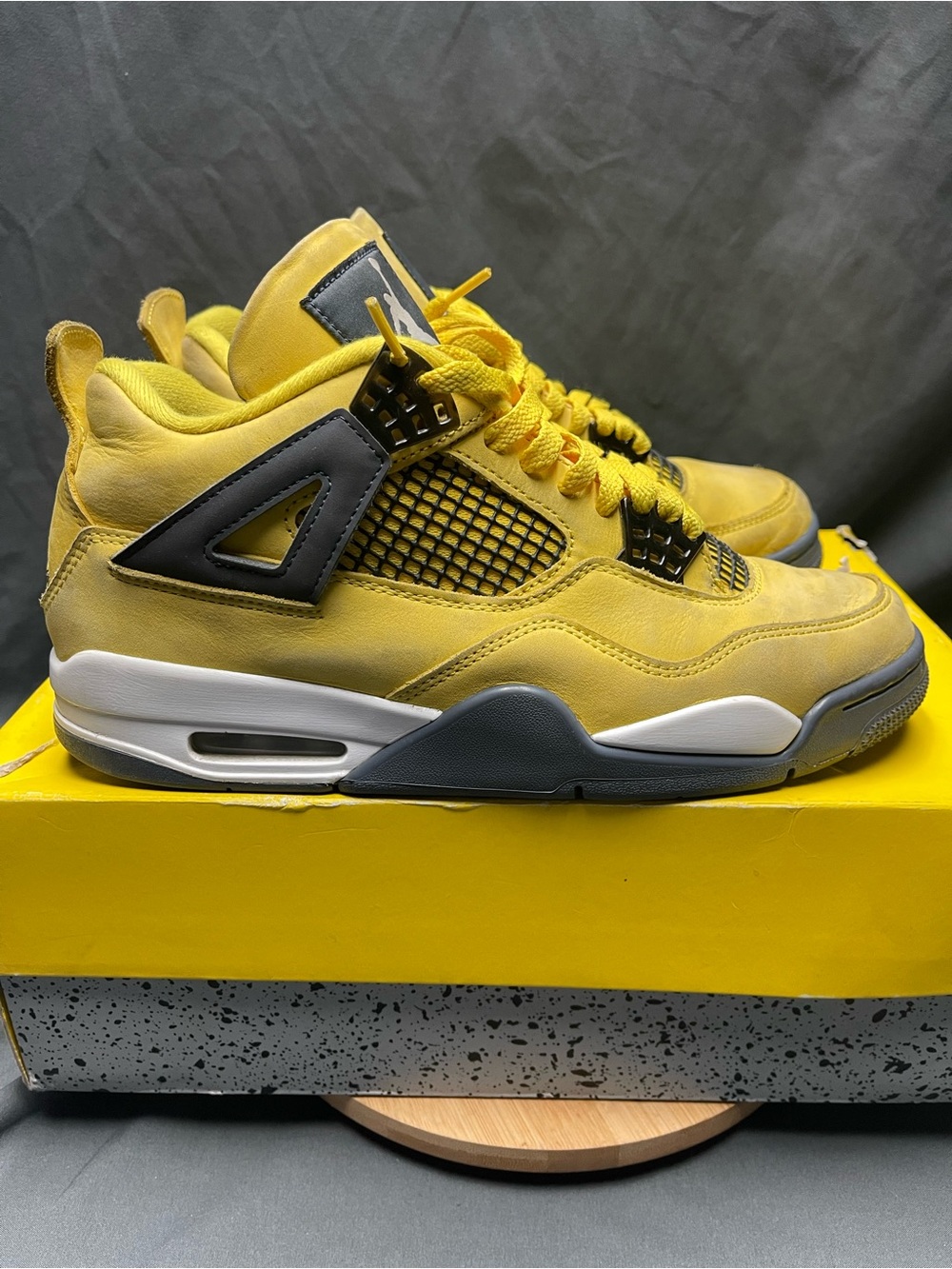 Men’s Jordan 4 Retro Mid Lightning - Size 8.5M